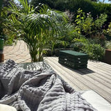 Couverture grise posée sur une terrasse ensoleillée